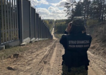 Blisko 100 prób nielegalnego przekroczenia granicy. Doszło do dwóch ataków na polskie patrole.