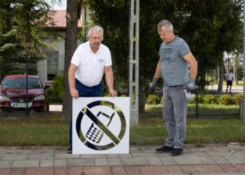 Zakaz używania smartfona. Piktogramy pojawią się przy przejściach dla pieszych w powiecie sokólskim.