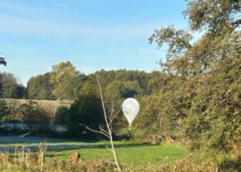 W Szaciłówce  znaleziono  balon, pod który był podpięty pakunek z zawartością 1350 paczek papierosów.