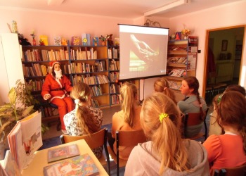 Mikołajki w bibliotece z udziałem uczniów ze Szkoły Podstawowej w Gieniuszach