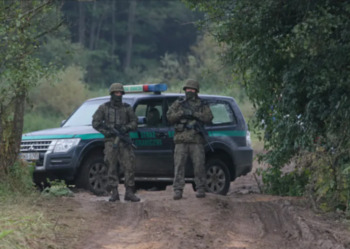 W okolicach Kuźnicy migranci rzucali kamieniami w polskie służby.