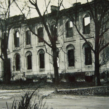 Zniszczony budynek sztabu na terenie dawnych koszar/ fot. z archiwum Mariana Biziuka.